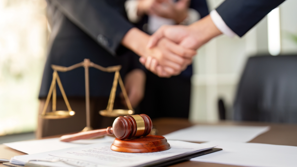 Difference between lawyer and advocate